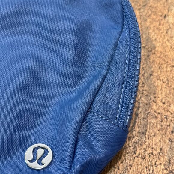 Everywhere Belt Bag Large 2L Lululemon pitch blue - Picture 8 of 15